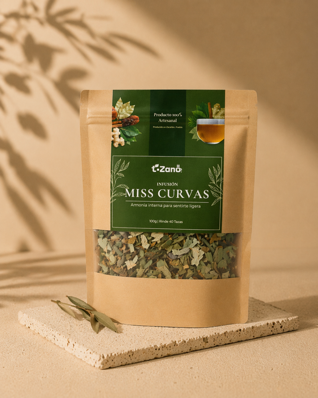 té para desinflamar Miss Curvas en empaque artesanal con hierbas sobre fondo beige